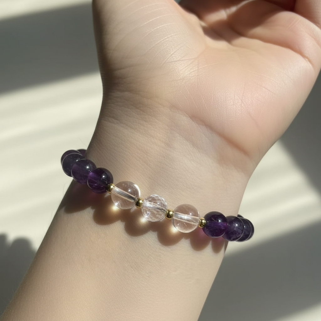 Amethyst & Clear Quartz Bracelet 模特手部展示图